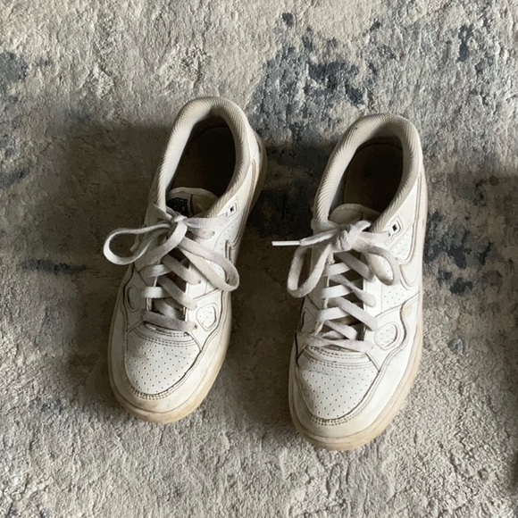 SET OF POOR QUALITY SHOES - Picture 3 of 10